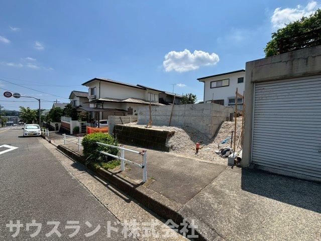 八王子市南陽台1丁目第2期の前面道路含む現地写真|お車のすれ違いもスムーズに行える広々とした前面道路です！運転が少し苦手なママでも、毎日の送り迎えやお買い物帰りの駐車が楽に行えます。周りに高い建物がなく、青空が広く見える開放感あふれる立地です♪