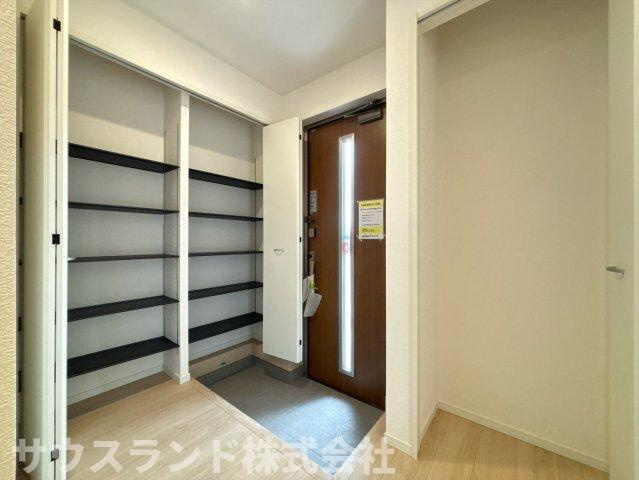 八王子市泉町　19号棟の玄関