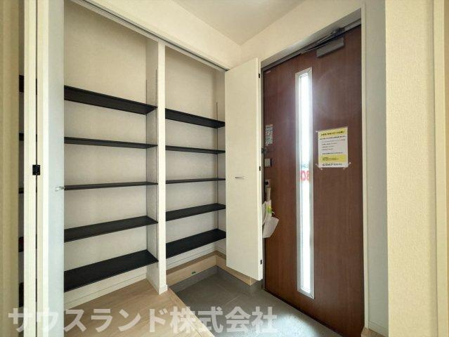 八王子市泉町　19号棟の玄関