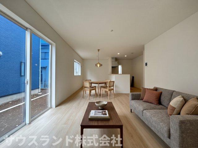 八王子市泉町　19号棟の居間・リビング|カースペース2台駐車可能！（車種によります）ご夫婦でそれぞれのお車を停められます。※本画像はCGで作成しており、実際に現地に家具は置かれておりません。また、価格に家具は含まれておりません。