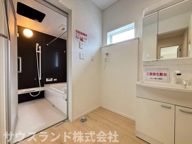 八王子市泉町　18号棟の脱衣所|洗濯機を置いてもゆとりのある広々とした脱衣所です。お子様の着替えのお手伝いや、お風呂上がりのタオルドライもスムーズに行えます。収納スペースも工夫次第でしっかり確保でき、すっきりとお使いいただけます。