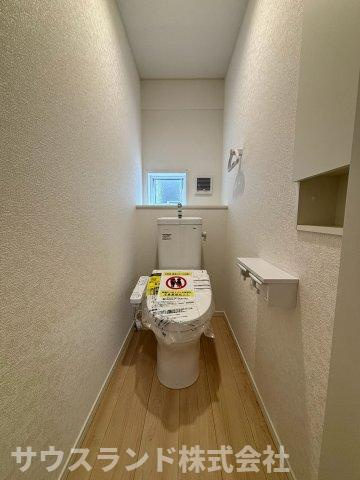 八王子市泉町　18号棟のトイレ|窓から自然光が入り、明るく清潔感のあるトイレ空間です。温水洗浄便座が完備されており、一年中快適にご利用いただけます。ちょっとした棚を置いたり、お気に入りの芳香剤を飾ったりするゆとりもございます。