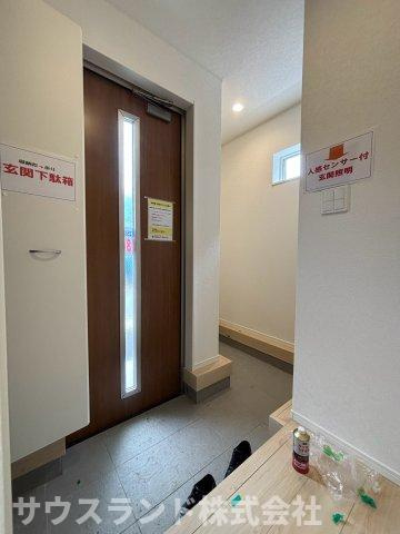 八王子市泉町　18号棟の玄関|ご家族の靴をたっぷりとしまえる収納力の高いシューズボックスを備えた玄関です。ベビーカーやゴルフバッグなどを置くスペースも工夫次第で確保できます。いつもすっきりとした空間でお客様をお迎えいただけます。