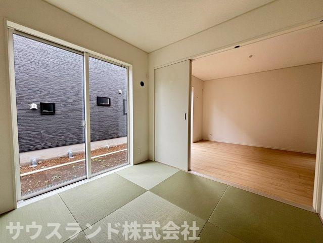 八王子市泉町　18号棟の和室|い草の香りが心を落ち着かせる、日当たりの良い和室です。小さなお子様のお昼寝スペースや、洗濯物を畳む家事スペースとしても大活躍します。来客時の客間としてもお使いいただける、とても便利な一部屋です。