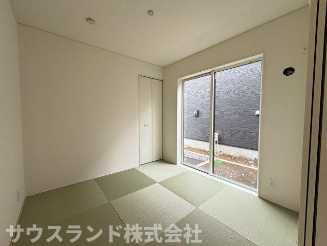 八王子市泉町　18号棟の和室|柔らかい畳が敷かれた和室は、寝転がってくつろぐのにぴったりな癒やしの空間です。冬にはこたつを置いて、ご家族団らんの時間を楽しむこともできます。収納力のある押入れがあり、お布団の片付けも簡単です。