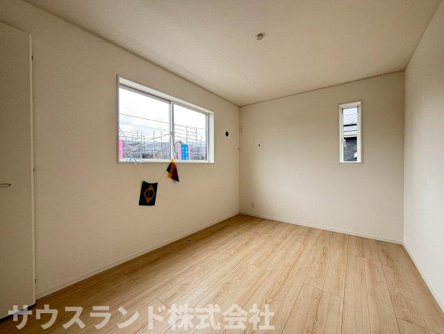 八王子市泉町　18号棟の洋室|どんな家具にも合わせやすい、明るい色合いのフローリングが魅力の洋室です。お子様の成長に合わせて子供部屋にしたり、テレワーク用の書斎にしたりと、様々な用途に合わせて柔軟にお使いいただけるお部屋です。