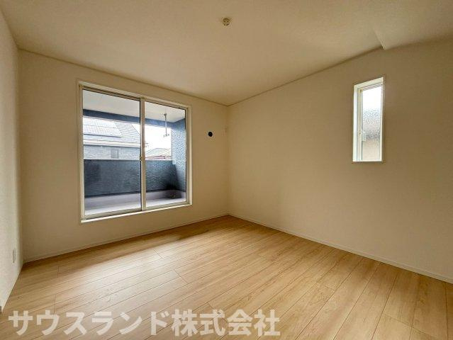 八王子市泉町　18号棟の洋室|２面採光で風通しが良く、朝日が心地よく差し込む洋室です。主寝室としてゆったりサイズのベッドを置いても、歩き回れるゆとりがあります。一日の始まりを爽やかに迎えられる、快適なプライベート空間です。