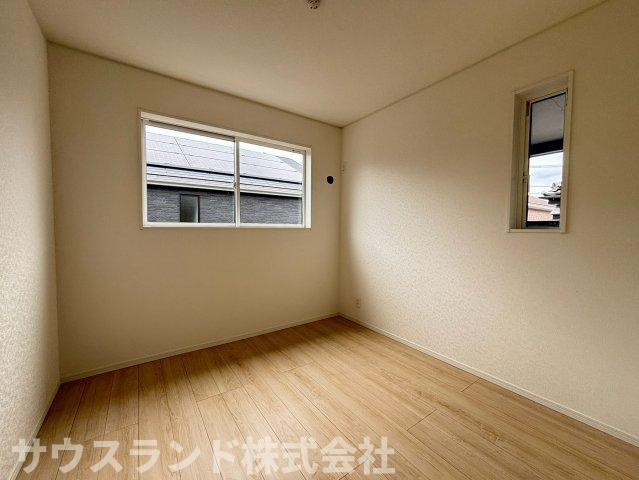 八王子市泉町　18号棟の洋室|壁一面がシンプルに仕上がっており、お好みのカーテンや家具でコーディネートを楽しめる洋室です。充分な広さが確保されているため、趣味の部屋として楽器や本棚を置くなど、充実した時間を過ごしていただけます。