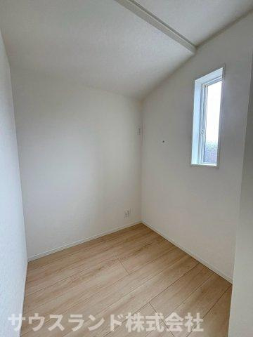 八王子市泉町　18号棟の収納|衣類だけでなく、扇風機やヒーターなどの季節家電もたっぷりとしまえる大容量の収納スペースです。お部屋の中に物が溢れず、いつでもすっきりと片付いた空間を保てます。毎日の整理整頓がぐっと楽になりますね。