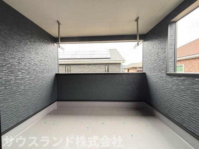八王子市泉町　18号棟のバルコニー|お洗濯物がしっかりと乾く、陽当たりと風通しの良いバルコニーです。十分な広さがあるため、お布団などの大きなものもまとめて干すことができます。ちょっとした気分転換に外の空気を吸うスペースとしても最適です。