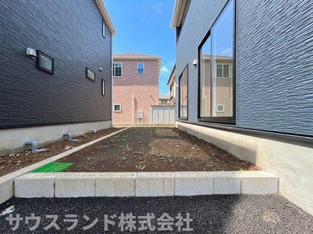 八王子市泉町　18号棟の庭|ガーデニングや家庭菜園を楽しめる、ほどよい広さのお庭スペースです。夏にはお子様用のプールを出して遊ぶこともできますね。土いじりを通じて、自然と触れ合う穏やかな時間をたっぷりとお過ごしいただけます。