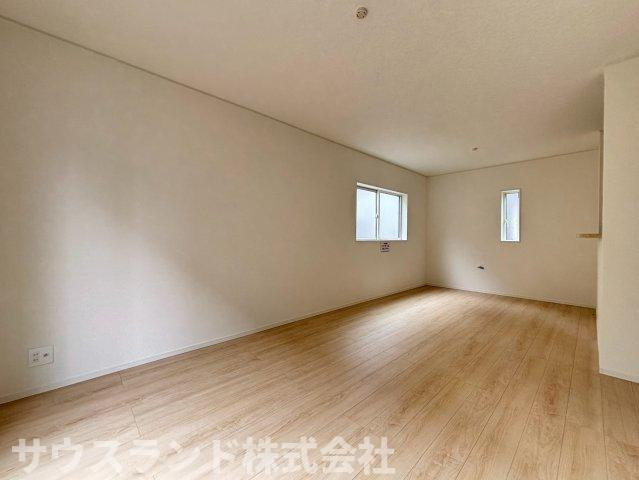 八王子市泉町　18号棟の居間・リビング|お部屋全体が見渡せる設計のリビングは、キッチンでお料理をしていてもお子様の様子が確認できて安心です。自然とご家族が同じ空間に集まりやすく、日々のささいな出来事を語り合えるあたたかい場所になります。