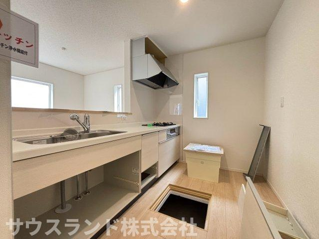 八王子市泉町　18号棟のキッチン|使いやすい広めのシンクが設置されたキッチンです。大きなお鍋やフライパンも洗いやすく、食後の食器洗いもスムーズにこなせます。浄水器一体型の水栓などを活用すれば、よりおいしいお水を手軽に利用できます。