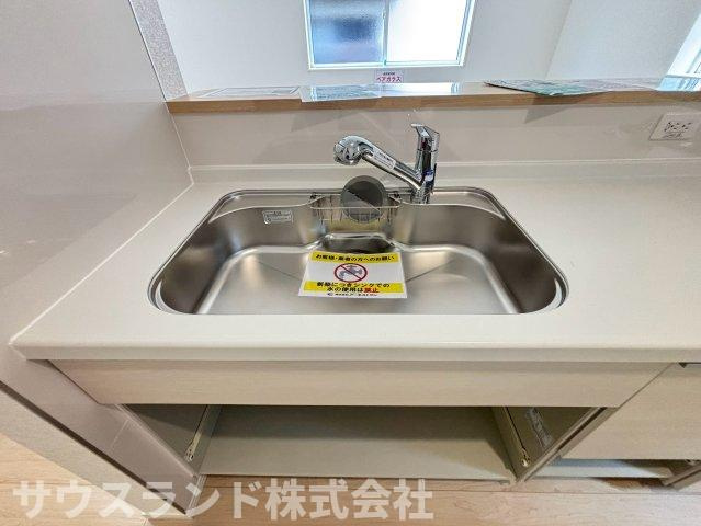 八王子市泉町　18号棟のキッチン|水はねの音が響きにくい工夫がされたシンク周りです。リビングでくつろぐご家族の会話を邪魔することなく、快適に家事が進められます。洗い物のお手伝いもお子様と並んで楽しくできるゆとりがしっかりとあります。