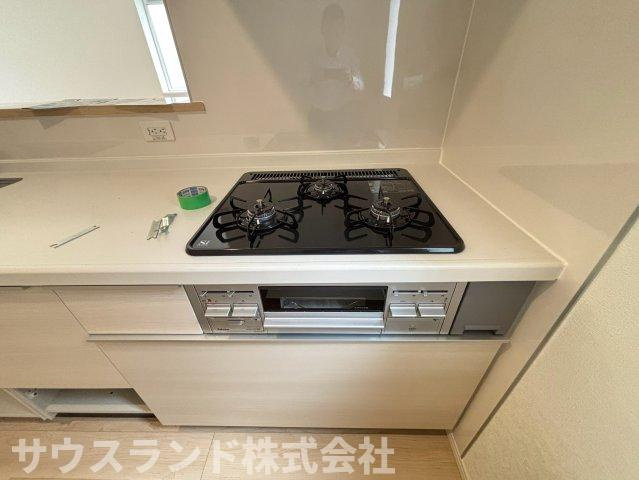 八王子市泉町　18号棟のキッチン|換気扇は煙やニオイをしっかりと吸い込んでくれるため、お部屋にニオイがこもりにくい設計です。フィルターのお手入れがしやすい構造になっており、お掃除の負担を軽くしてくれる心強いキッチンの設備となります。
