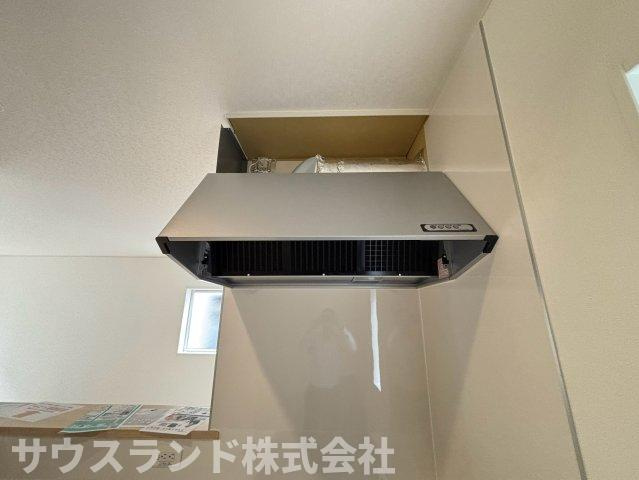 八王子市泉町　18号棟のキッチン|換気扇は煙やニオイをしっかりと吸い込んでくれるため、お部屋にニオイがこもりにくい設計です。フィルターのお手入れがしやすい構造になっており、お掃除の負担を軽くしてくれる心強いキッチンの設備となります。