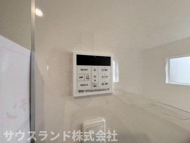 八王子市泉町　18号棟の設備|給湯器のリモコンパネルなど、暮らしを便利にサポートしてくれる設備がまとまっています。お風呂の準備もボタンひとつで簡単に行えるため、家事の合間や帰宅後すぐに温かいお湯に浸かる準備ができてとても便利です。
