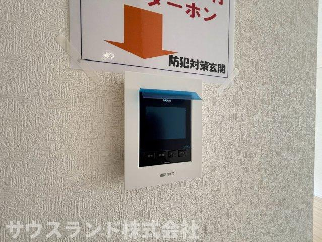 八王子市泉町　18号棟のセキュリティ|訪問者の顔をしっかりと画面で確認できる、モニター付きインターホンが設置されています。留守中の訪問者も録画で確認できるため、お子様だけでお留守番をする際にも防犯面での安心感がぐっと高まり心強いですね。