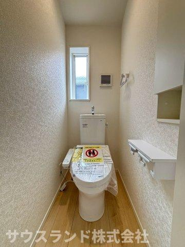 八王子市泉町　18号棟のトイレ|手洗い管付きで、使用後すぐに手を洗える衛生的なトイレです。タオル掛けやペーパーホルダーも使いやすい位置に配置されています。床や壁のお手入れもしやすい素材で、いつでも清潔で気持ち良い空間を保てます。