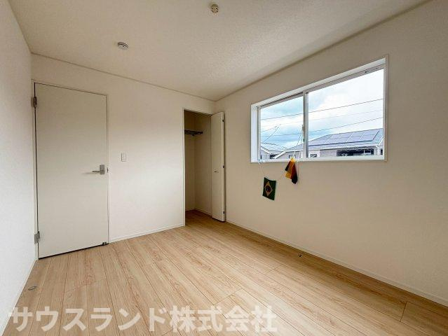 八王子市泉町　18号棟の洋室|家具の配置がしやすい、きれいな四角い形のお部屋です。ベッドと学習机を置いても十分なスペースがあり、お子様が勉強に集中できる環境を整えてあげられます。クローゼット付きで、お部屋をより広く使えます。