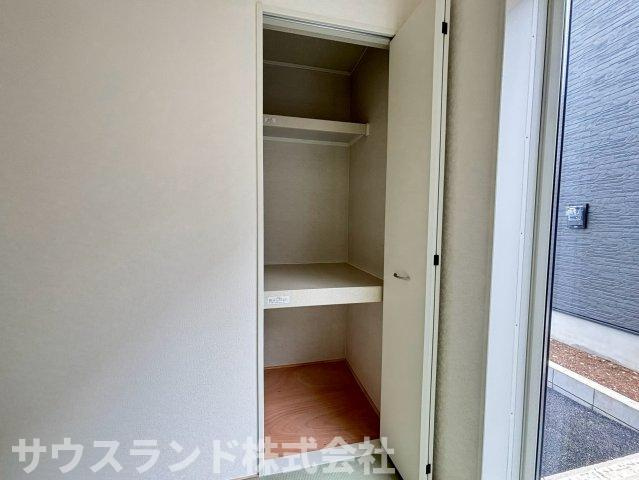 八王子市泉町　18号棟の収納|可動式の棚が付いた便利な収納スペースです。しまう物の高さに合わせて棚板を調節できるため、本や小物、日用品のストックまで無駄なく綺麗に収納できます。工夫次第でちょっとしたパントリーとしても使えます。