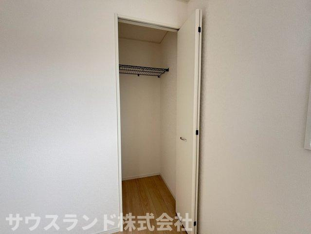八王子市泉町　18号棟の収納|高さのあるコートやワンピースもシワにならずに掛けておける、便利なハンガーパイプ付きのクローゼットです。上部には棚板があり、普段使わない帽子やカバンなどの小物類も綺麗に分けて収納することが可能です。