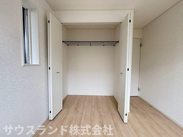 八王子市泉町　18号棟の収納|お部屋の壁一面を活用した、頼もしい大容量のクローゼットです。ご夫婦の衣類をまとめて収納しても余裕があり、衣替えの手間も省けます。衣装ケースを下に置けば、さらに細々としたアイテムもすっきり片付きます。