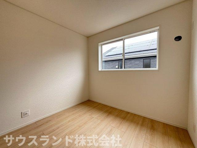 八王子市泉町　18号棟の洋室|高い位置に窓があり、外からの視線を気にせず自然の光を取り入れられる洋室です。換気もしやすく、心地よい風が通り抜けます。プライバシーがしっかりと守られるため、寝室として安心してぐっすりとお休み頂けます。