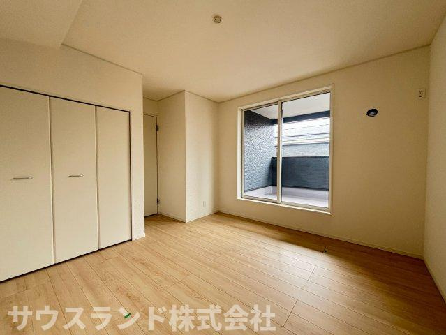 八王子市泉町　18号棟の洋室|引き戸タイプの収納扉を採用した洋室です。扉を開け閉めする際のデッドスペースが少なく、家具をギリギリまで配置できるのが嬉しいポイントです。お部屋の広さを最大限に活かして、快適な空間づくりが楽しめます。