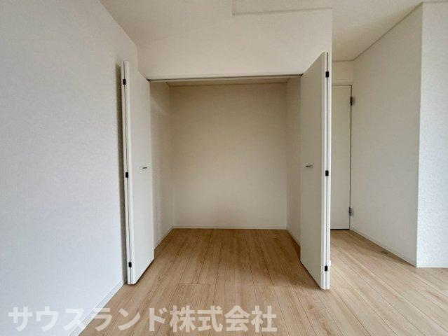 八王子市泉町　18号棟の収納|奥行きがしっかりと確保されたクローゼットです。かさばるキャリーケースやゴルフバッグ、来客用のお布団などもまとめてすっきりとしまっておけます。居住スペースに物を置かずに済むため、お掃除もラクラクです。