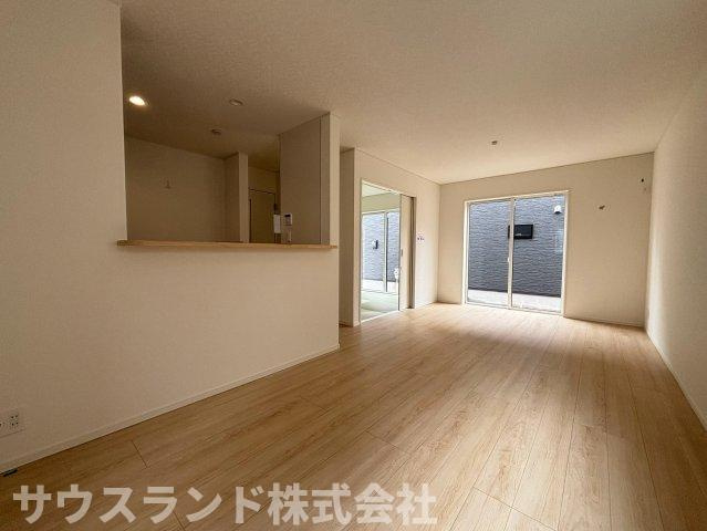 八王子市泉町　18号棟の居間・リビング|窓から明るい光がたっぷりと差し込む、開放感あふれるリビングです。ご家族みんなでゆったりとくつろげる広さがあり、大きめのソファやダイニングテーブルを置いても余裕があります。団らんの時間が弾みます。