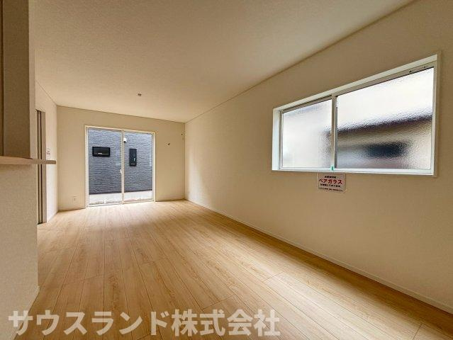 八王子市泉町　18号棟の居間・リビング|ご家族が集まるリビングは、どんなインテリアにも馴染みやすいシンプルな内装で仕上げられています。お気に入りのラグや家具を配置して、心地よく過ごせるあたたかいリラックス空間を作り上げていただけます。