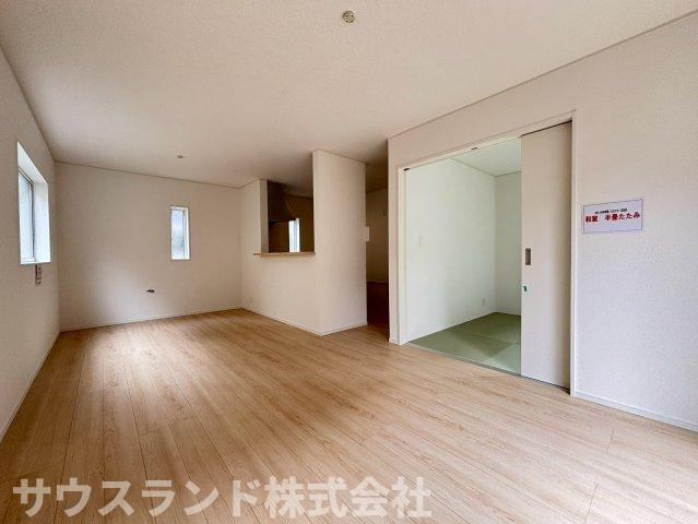 八王子市泉町　18号棟の居間・リビング|隣接するお部屋との扉を開け放つことで、さらに広々とした一体感のある空間として活用できるリビングです。ホームパーティーを開いたり、お子様が広々と遊んだりする際にも、柔軟に対応できてとても便利です。
