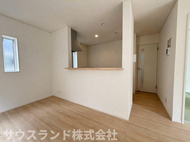 八王子市泉町　18号棟の居間・リビング|陽光が隅々まで届く明るいリビングは、日中も照明なしで気持ちよく過ごせます。風通しも良く、爽やかな空気が循環する心地よい空間です。休日はご家族揃って映画鑑賞やゲームなどをしてゆったり楽しめます。