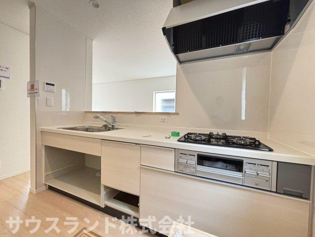 八王子市泉町　18号棟のキッチン|広々とした作業スペースが確保された使い勝手の良いキッチンです。お子様と一緒にお料理を楽しむこともできるゆとりがあります。お掃除がしやすい素材でお手入れも簡単なので、いつでも清潔に保っていただけます。