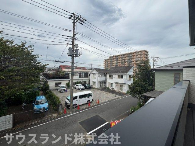 東浅川町8期　2号棟の前面道路含む現地写真