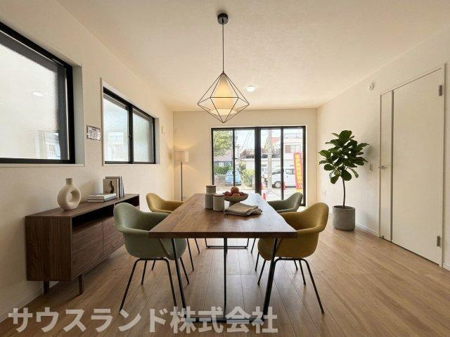 東浅川町8期　2号棟の居間・リビング|※本画像はCGで作成しており、実際に現地に家具は置かれておりません。また、価格に家具は含まれておりません。
