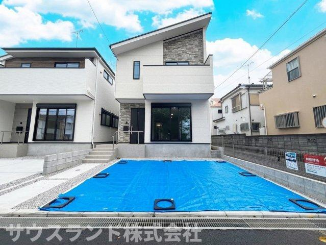 東浅川町8期　1号棟の前面道路含む現地写真|石目調と木目調、それぞれの個性が映える洗練された外観。ゆとりある駐車スペースも備えた、暮らしやすい住まいです。