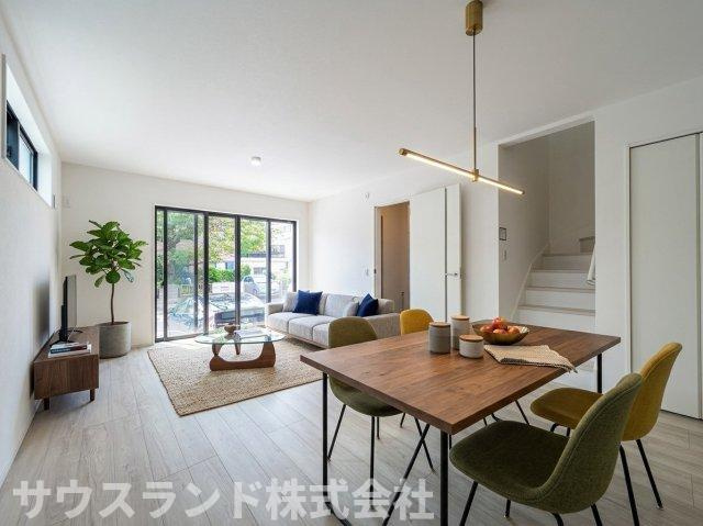 東浅川町8期　1号棟の居間・リビング|※本画像はCGで作成しており、実際に現地に家具は置かれておりません。また、価格に家具は含まれておりません。