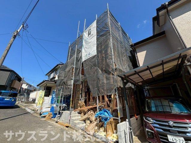 八王子市緑町7期の外観|周辺に高い建物がなく、空まで視界が広がる開放的な住環境です！陽光や心地よい風を取り込みやすく、明るく爽やかな住まいでのびのびと過ごせます。