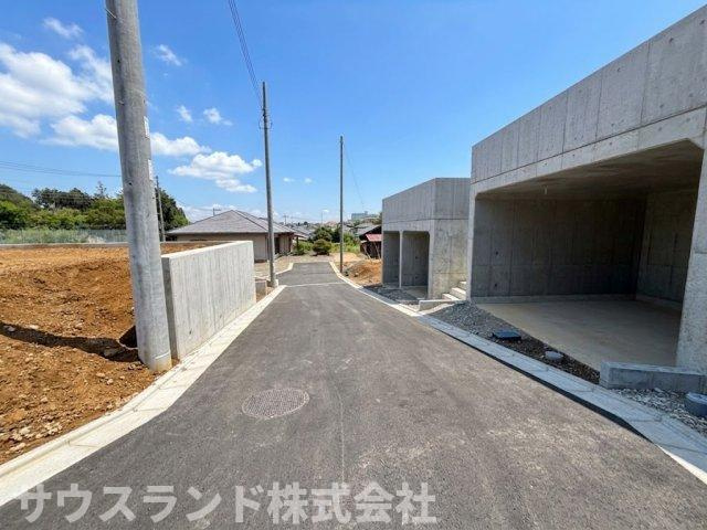 八王子市山田町の前面道路含む現地写真|道路幅が広く確保されており対向車とのすれ違いも安心なゆとりある環境です！敷地内は高低差を活かした造りで各区画のプライバシーも保たれやすくなっています。お散歩やベビーカーでの移動も快適です！