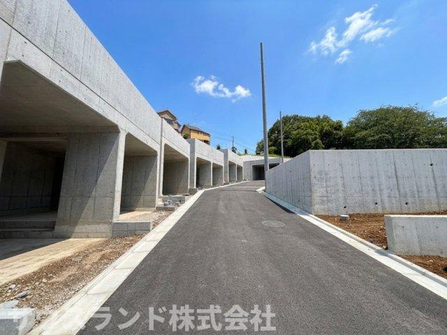 八王子市山田町の前面道路含む現地写真|重厚感のあるコンクリート造りの車庫が並ぶ統一感のある美しい街並みです！大切なお車や自転車、アウトドア用品などの保管場所としても大活躍します。休日の洗車やメンテナンスも広々スペースで快適です！