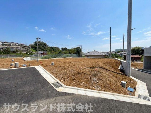 八王子市山田町の前面道路含む現地写真|基礎工事が始まる前の広々とした現地の様子をしっかりとご確認いただけます！高い位置にあるため周囲の視線も気になりにくくご家族でリラックスして過ごせます。どんなお家が建つのか想像が膨らみます！