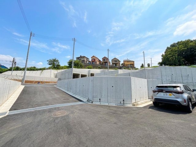 八王子市山田町の前面道路含む現地写真|分譲地の出入り口付近は広々としており見通しも良く安全に配慮された造りです！周囲の緑も豊かで四季折々の自然を感じながら健やかに子育てができる環境です。毎日のお出かけが楽しみになる美しい街並みです！

