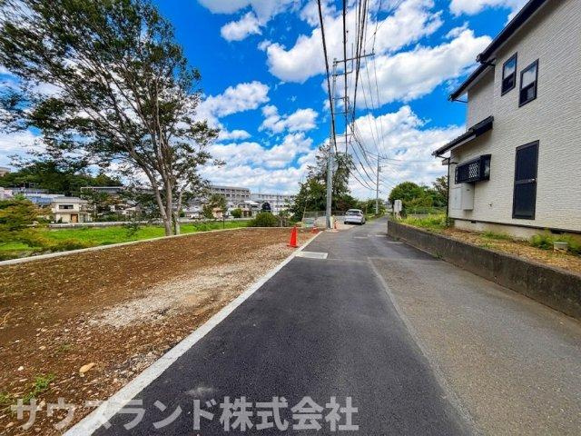 八王子市大塚の前面道路含む現地写真|広い青空を見渡せる、見通しの良いすっきりとした前面道路です！街灯も設置されているため、お仕事で夜遅くの帰宅になる際や、冬場の暗くなる時間が早い季節でも、安心感を持ってご帰宅いただけます。