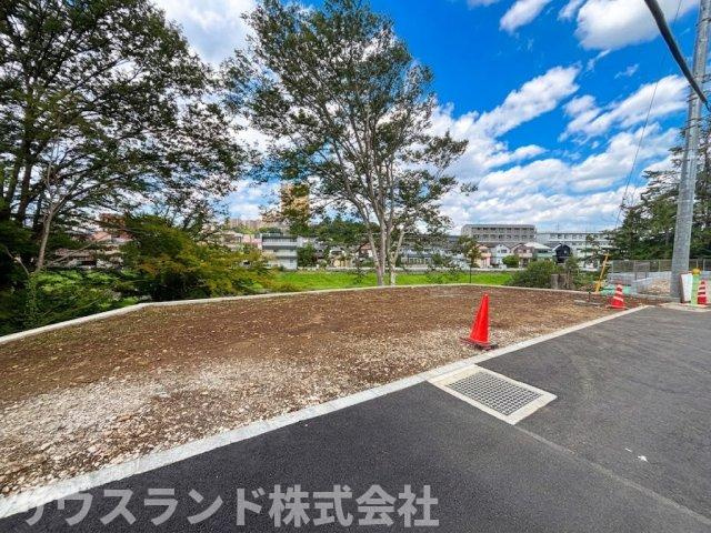 八王子市大塚の外観|目の前に視界を遮る建物がなく、爽やかな風が通り抜ける心地よい環境です！広々とした敷地はお車の出し入れもしやすく、毎日の通勤やお子様の送り迎えなどもスムーズに行えるストレスフリーな立地です！
