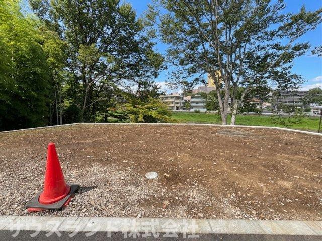 八王子市大塚の外観|建築プランが立てやすい、きれいに整えられた平坦な敷地です！周辺は緑豊かで静かな住環境が整っており、小さなお子様がいるご家庭でも、のびのびと落ち着いた毎日を過ごしていただくことができます。