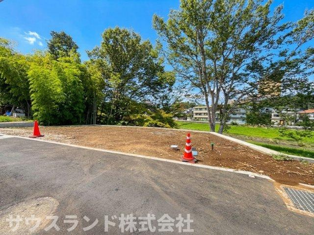 八王子市大塚の前面道路含む現地写真|太陽の光をたっぷりと取り込める、日当たり良好な明るい敷地です！大きな窓を設けたリビングを作れば、ポカポカと温かい日差しを感じながらご家族みんなでゆったりとくつろげるお家が完成しますね。