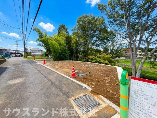 八王子市大塚の外観|前面の道路はきれいに舗装されており、ベビーカーや自転車での移動も楽々です！周辺は交通量も少なく穏やかな雰囲気のため、お子様とのお散歩や外遊びの際も、安心感を持って見守ることができます。