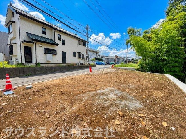 八王子市大塚の外観|きれいに整備された住宅街で、同世代のファミリー層も暮らしやすい落ち着いた環境です！道路幅にもゆとりがあるため、運転が苦手な方でもお車の駐車や対向車とのすれ違いをスムーズに行っていただけます。
